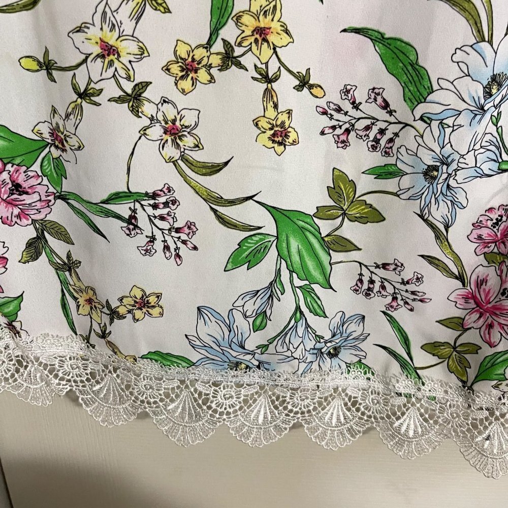 Kut from the Kloth White Floral Blouse with Lace Hem - Picture 4 of 8